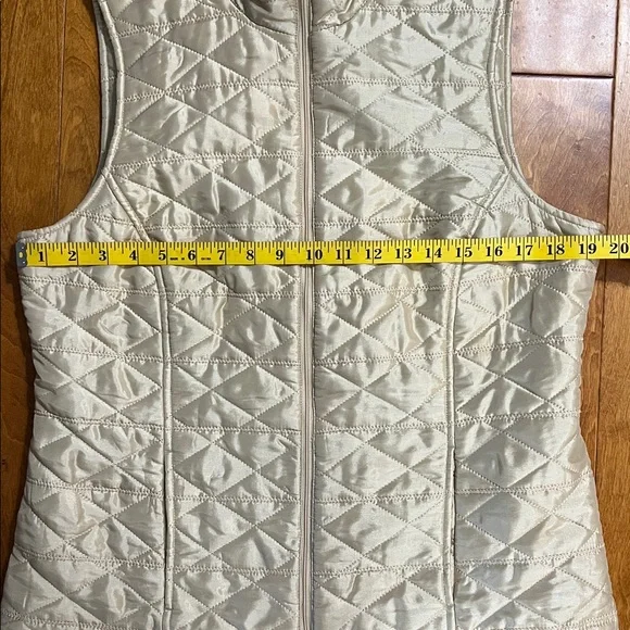Chico's Gold Quilted Vest Size 1 - Weekends Casual Outdoor Quiet Luxury Chic - Picture 3 of 9